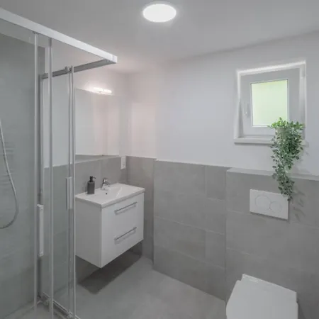 Monteurwohnung In Mit Parkplatz, Wlan, Smart-tv, Voll Ausgestattet, Modern, Kueche, Waesche Inklusive - Sch02 * Schramberg